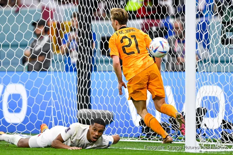 Oranje overtuigt niet, maar gaat wel als groepswinnaar naar achtste finales