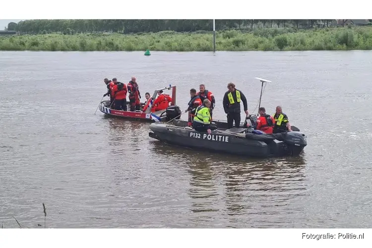 Zoekactie naar twee vermiste mannen in de Maas woensdag voortgezet