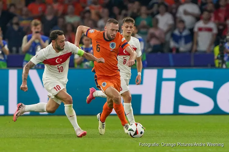 Oranje-koorts stijgt: Nederland klopt Turkije na rust en treft Engeland in halve finale